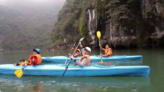 Đột ngột dừng dịch vụ chèo kayak trên vịnh Hạ Long, doanh nghiệp du lịch 'chới với' ảnh 1